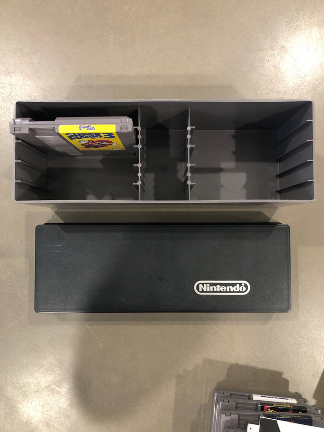 Retro Nintendo NES 10 Game caddy in Older Generation in Markham / York Region