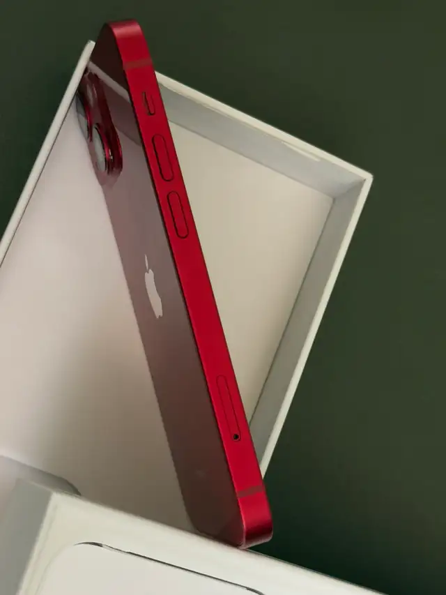 Apple IPhone 13 mini Red in Cell Phones in Richmond - Image 6