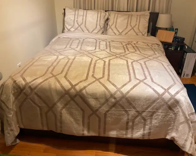 Duvet cover set in Bedding in Ottawa - Image 2