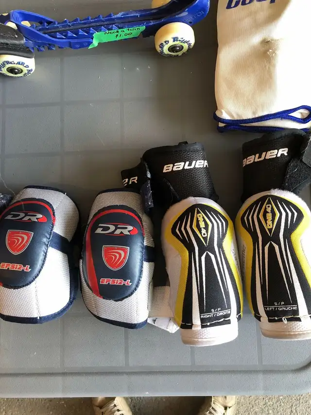 Hockey elbow pads in Hockey in Calgary - Image 2