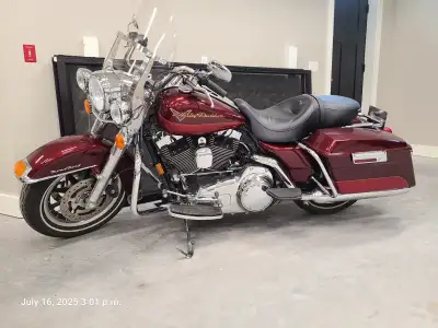 2008 Harley Davison Road King. Back rest & cover included. Original owner. Under 5000 kms. Stored in...