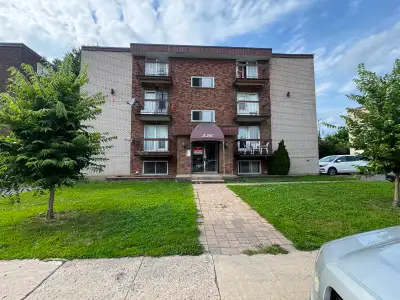 MAGNIFIQUE 3 1/2 COMPLETEMENT RÉNOVÉ 1175$/mois •Frais paint •Entrée laveuse-sécheuse •Eau chaude •S...