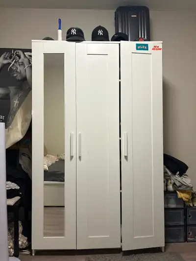 Armoire IKEA blanche à vendre, parfaite pour chambre ou appart 3 portes (dont une avec miroir) Espac...