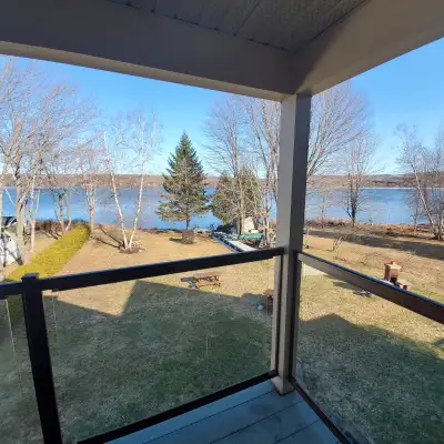 log. 3.5 pièces, tout équipé,bord de leau lac Magog