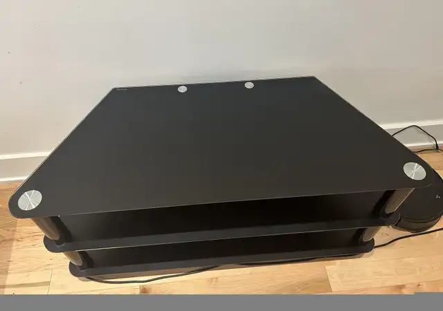 TV table in TV Tables & Entertainment Units in City of Montréal - Image 3