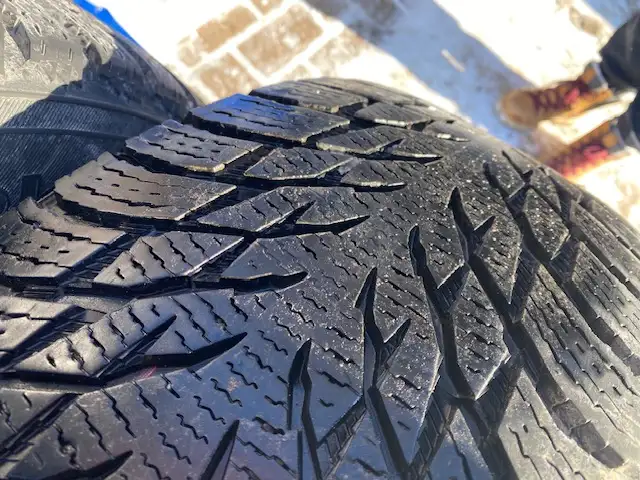 Mags et pneus hiver Cadillac SRX 235 65 R18 in Tires & Rims in Laval / North Shore - Image 4
