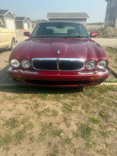 2000 Jaguar XJ8, 118350 km, 4.0L V8 luxury, leather interior, power everything, heated seats front a...