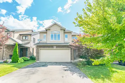 Welcome to your next home! This spacious and sun-filled detached house offers 4+1 bedrooms, 4 bathro...