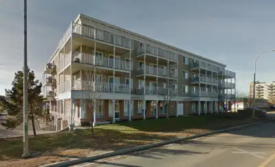 Available immediately Top floor 2bedroom 2bath condo in Fort MC