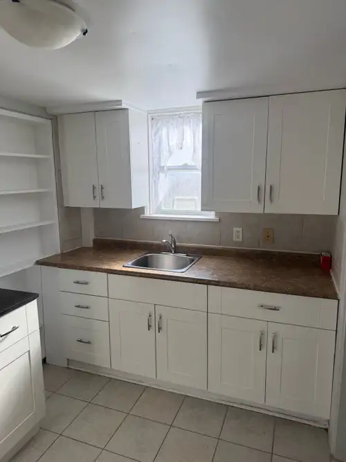 Studio apartment Close to groceries Bus stop 2 minutes away Quiet 6 plex