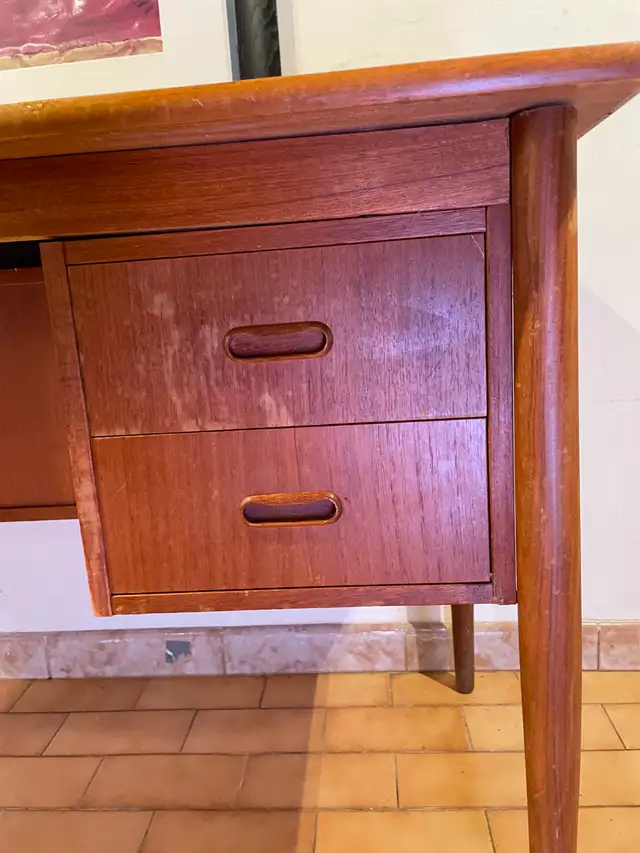 Mid-Century Modern Teak Desk in Desks in City of Toronto - Image 4