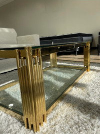 Econoplus - Table de salon en verre et doré !    559$