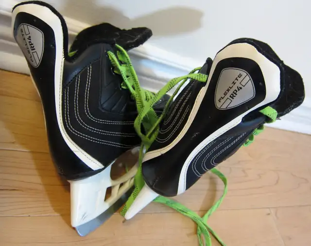 BAUER SKATES FOR KIDS BOY 5 TO 8 YRS OLD SIZE 2 in Hockey in Ottawa - Image 4