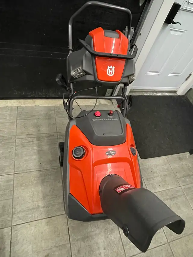 Souffleuse Husqvarna ST151 in Snowblowers in Laval / North Shore - Image 4