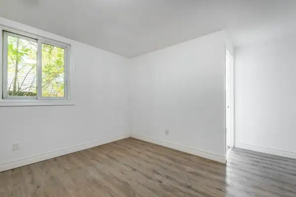 Students rental in Waterloo in Long Term Rentals in Kitchener / Waterloo - Image 8