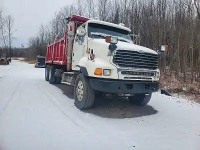 Mercedes Sterling moteur Mercedes transmission automatique pneus tres bon .le camion vast tres bien...