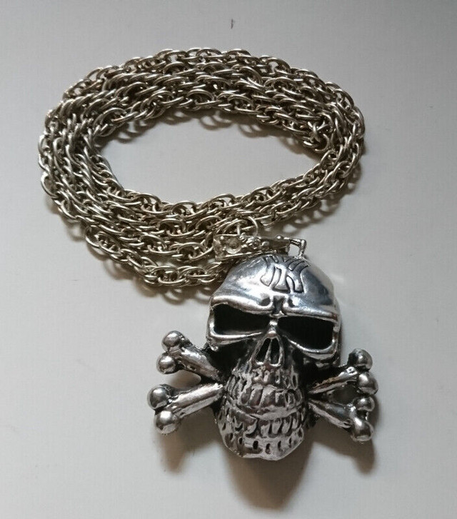 Vintage NY Silver Plated Metal Skull with Chain Necklace in Arts & Collectibles in Oshawa / Durham Region - Image 2