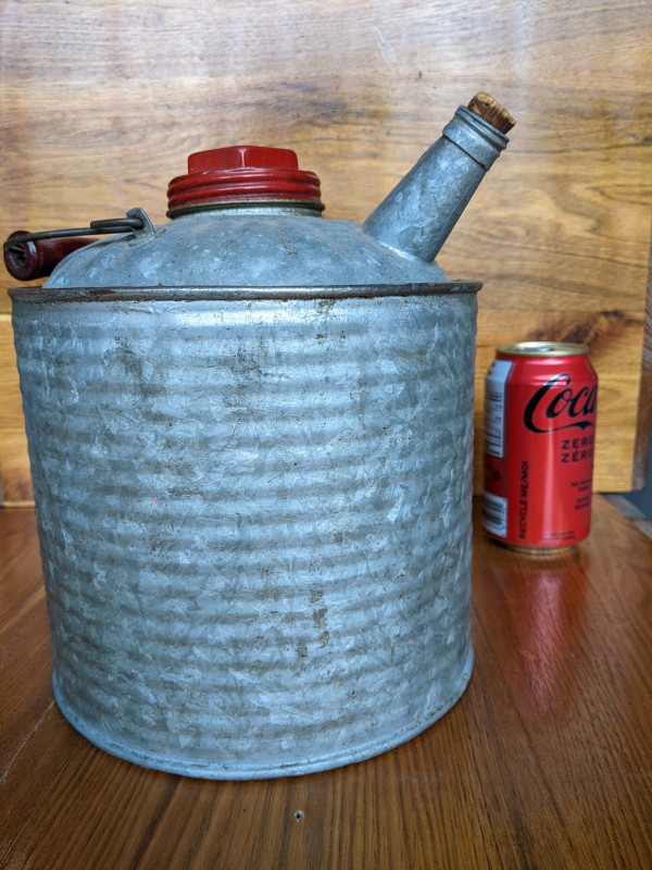 Vintage Galvanized Metal Gas Can Kerosene Red Wood Handle in Arts & Collectibles in Gatineau - Image 3