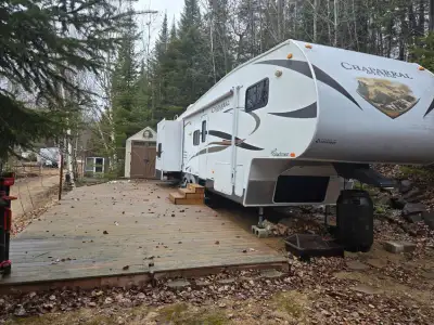 Fifthwheel chaparal opentrail 2012 28 pied. En parfaite état. Installer sur une pouvoirie a notre da...