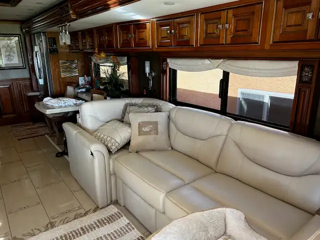 2013 45' Tiffin Zephyr for sale in RVs & Motorhomes in Grande Prairie - Image 9