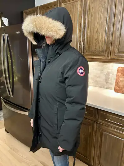 Get ready for this winter’s cold polar vortex season with this beautiful warm Canada Goose parka. In...