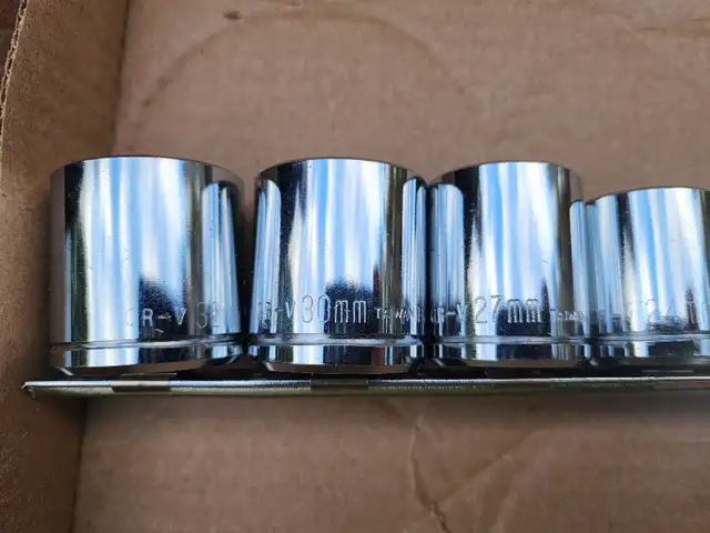 1/2 Driver 12 Pc Metric 12 Point Socket Set With Organizing Rail in Hand Tools in Windsor Region - Image 3