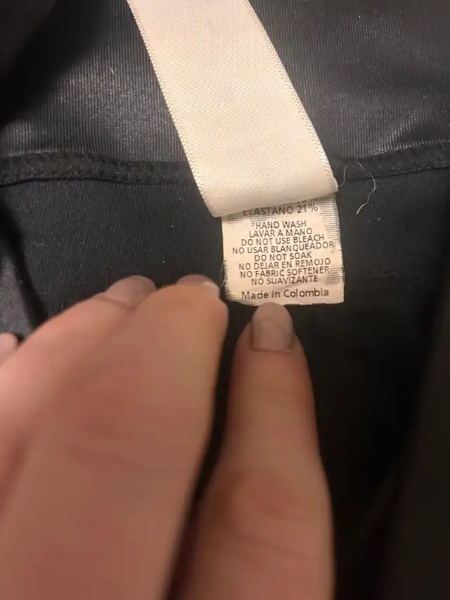 Colombian Activewear Faux Leather Leggings in Women's - Bottoms in City of Toronto - Image 5