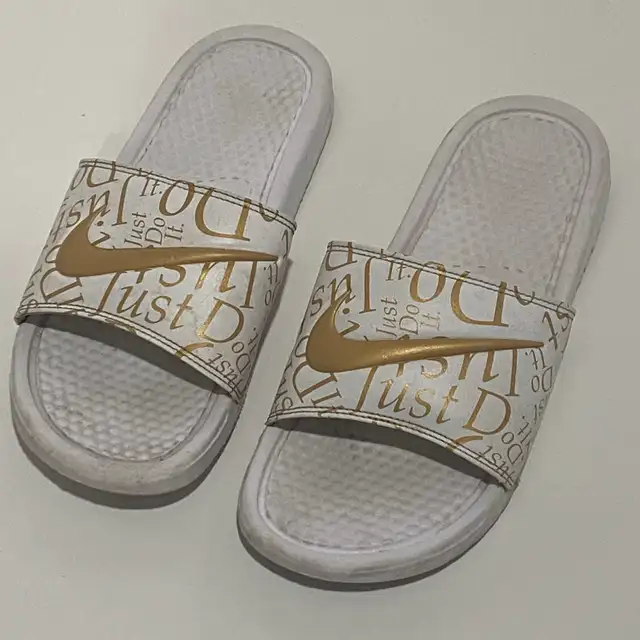Nike Benassi Slides size 9 gold and white 