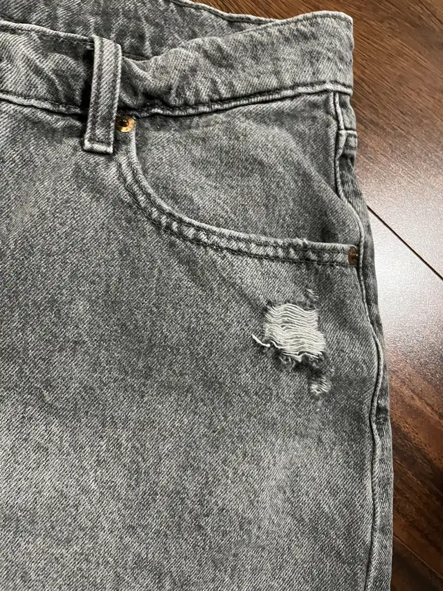 Gap women’s size 28 (6) denim shorts, grey distressed in Women's - Bottoms in Oshawa / Durham Region - Image 6