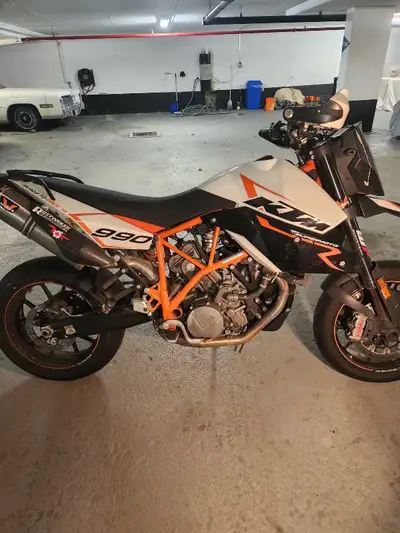 Big Supermoto 44,000 kms Good tires will pass safety Steering dampener Wings exhaust, Rottweiler int...