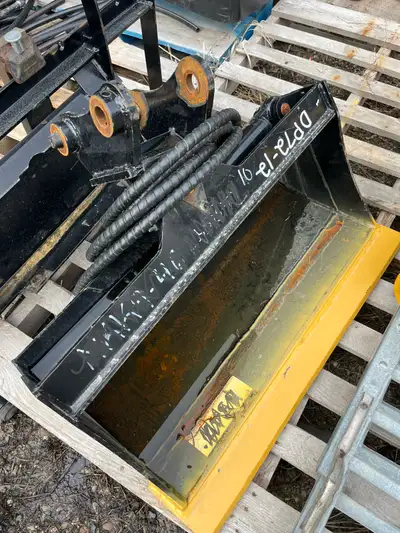 Brand new hydraulic tilt bucket, has brand new heavy duty cutting edge, and brand new hydraulic quic...