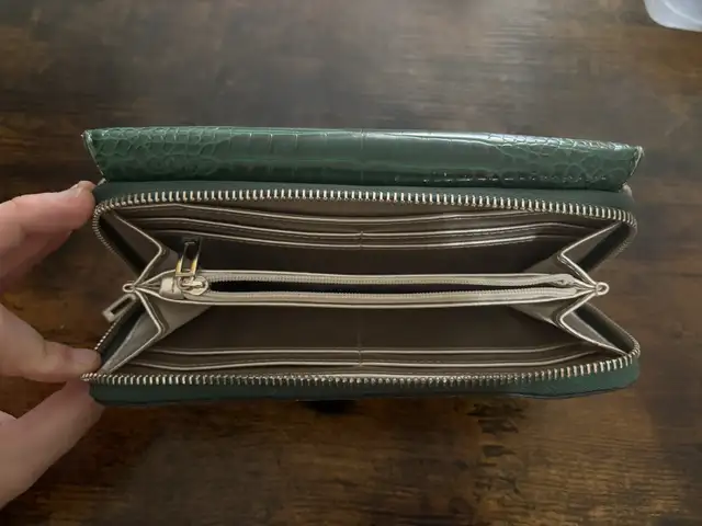 Guess Wallet in Women's - Bags & Wallets in Kitchener / Waterloo - Image 5