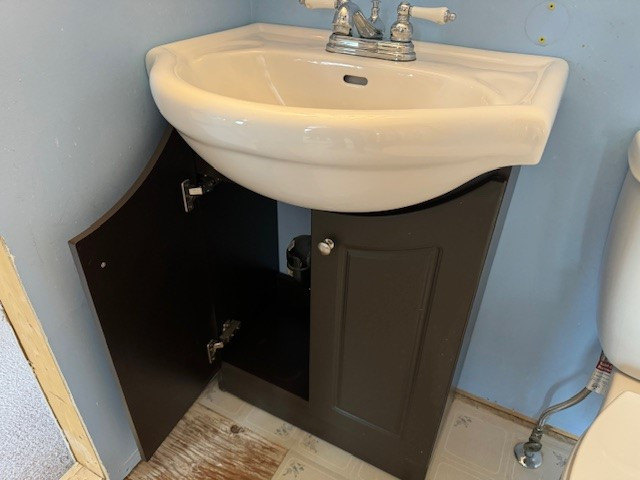 bathroom vanity in Plumbing, Sinks, Toilets & Showers in Strathcona County - Image 4