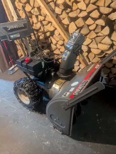 Souffleuse Craftsman, 10-28 Tout fonctionne très bien. Très bon prix quand on constate le prix des s...