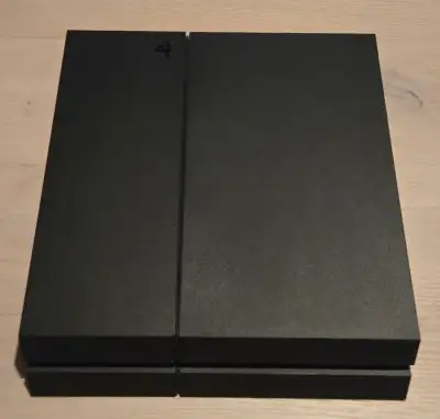 Playstation PS4 + deux manettes / two controllers, View more