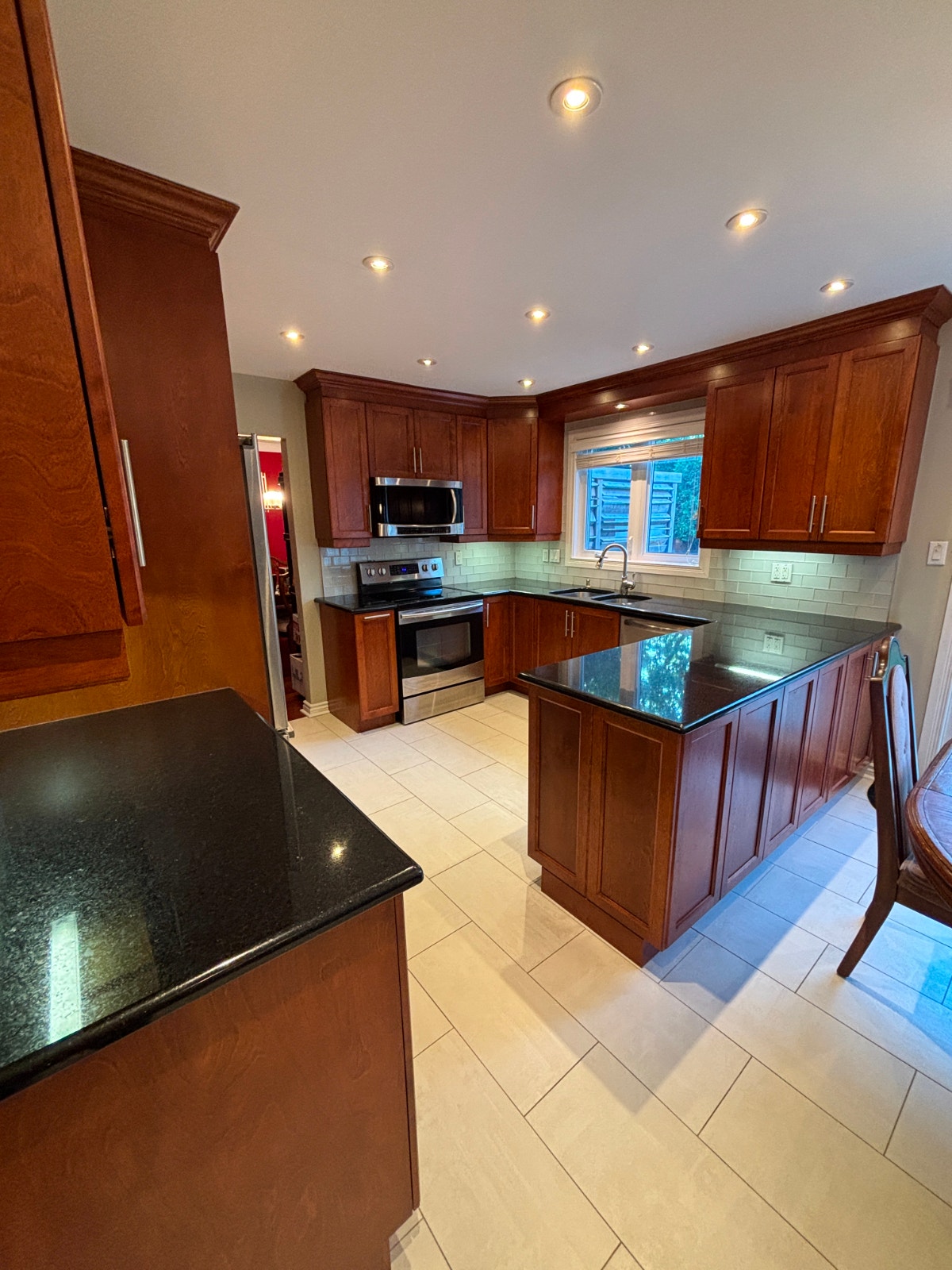 2-storey, 5 bedroom, 3.5 bathroom in Dollard des Ormeaux — photo 2