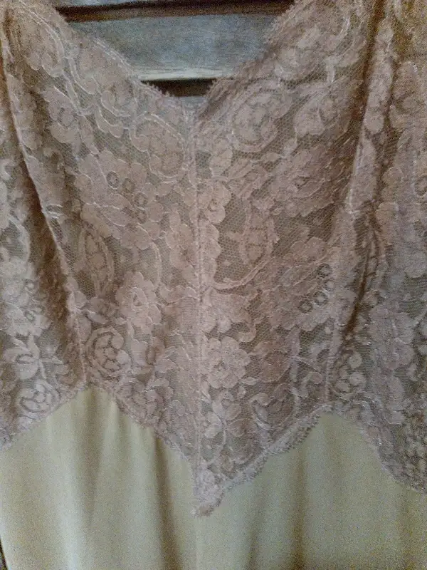 #25 Vintage Vanity Fair Lacey Romantic Light Brown Slip 32 Small in Women's - Other in Oshawa / Durham Region - Image 3