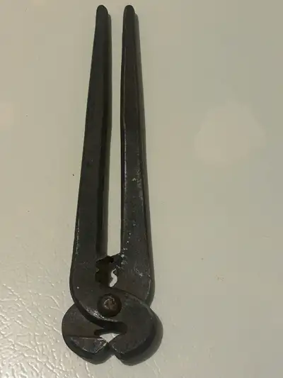 Pince pour chaîne à neige. Des années 1920. Cette pince coupante vintage pour chaînes à neige, signé...