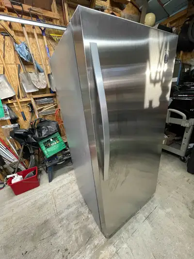 Seulement 3 ans! Réfrigérateur stainless Whirlpool de 17.7pied cube, frigo uniquement, pas de congél...