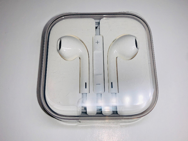 APPLE-ORIGINAL ÉCOUTEURS+MIC/WIRED EARPHONES (NEUF/NEW) (C017) dans Écouteurs  à Ville de Montréal