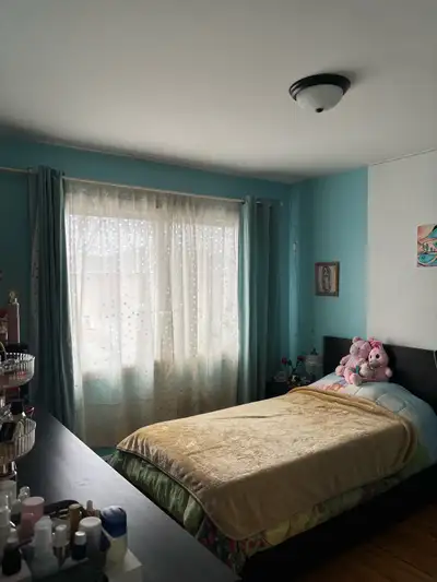 Grand 5 1/2 situé au haut d’un duplex sur la 56e Avenue, près de la rue Victoria à Lachine. Secteur...