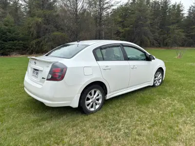 Je vends ma Nissan Sentra blanche, une berline fiable et économique, parfaite pour la ville ou les l...