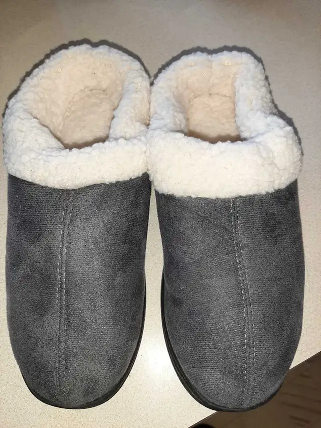 Men's Memory Foam Slippers (NEW) in Men's Shoes in Lethbridge - Image 2