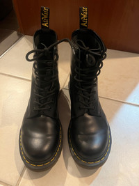 Dr. Martens - Women’s Classic Leather 1460 8-eye boots in size 9