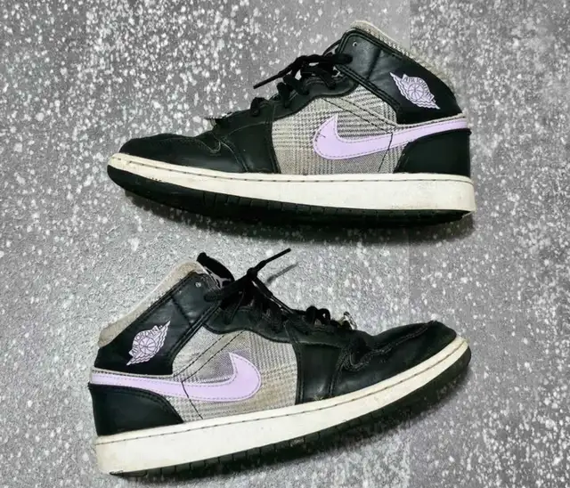 Nike Jordan 1 Mid Youth Size 5 in Men's Shoes in Oshawa / Durham Region - Image 2