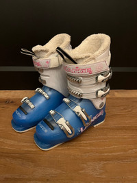 Lange women’s/youth ski boots! 22.5 size, good shape!