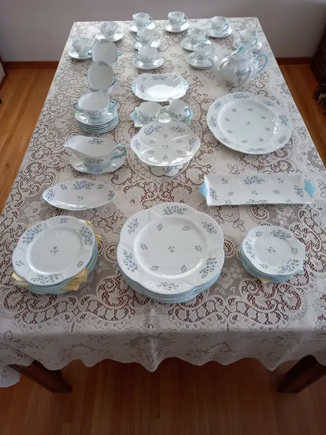 SHELLEY BLUE ROCK ENGLAND DINNER SET in Arts & Collectibles in Calgary - Image 2