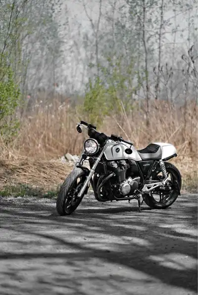CAFÉ RACER !!!! Honda CB 1100cc 2013 blanche. Une moto très rare (60 exemplaires au Canada). La moto...