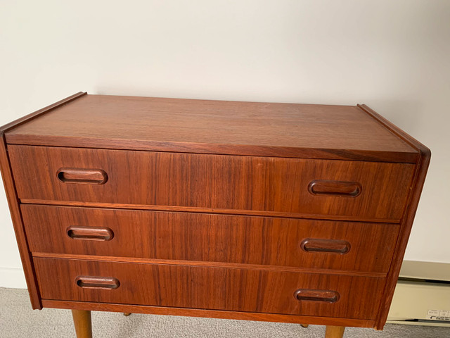 Teak 1960s Danish Mid Century Modern Table | Credenza | Chest dans Commodes et armoires  à Longueuil/Rive Sud - Image 3