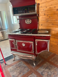 Immaculate stove for sale. Must sell   It is gas and works great